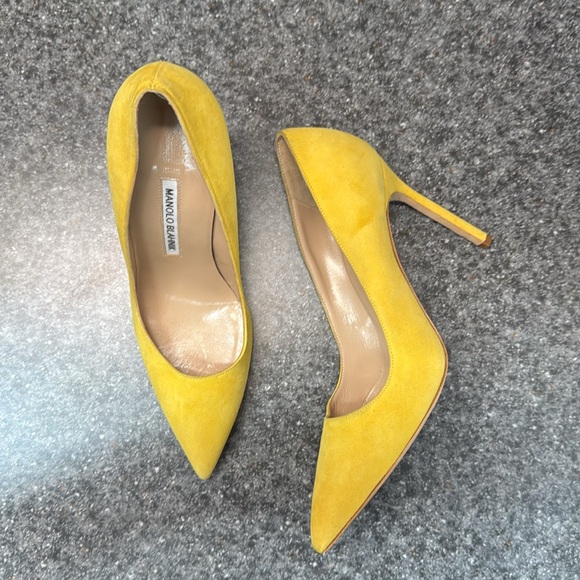 Yellow suede Manolo Blahnik Pumps - Picture 2 of 13